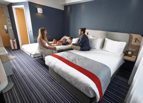 Habitación Doble Estándar - Adaptada para personas con movilidad reducida del hotel Holiday Inn Express Geneva Airport, An Ihg. Foto 3