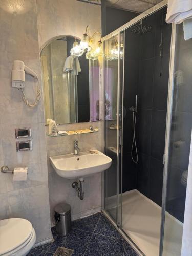 Habitación Triple con vistas al canal del hotel Tre Archi. Foto 2