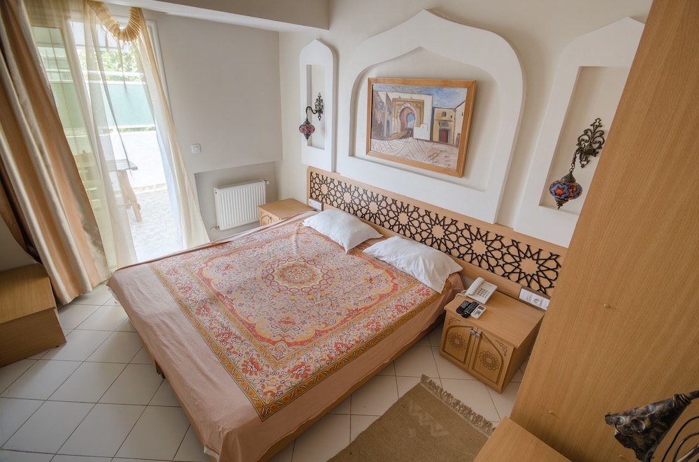 Habitación con 1 cama doble o 2 individuales del hotel Saheb Ettabaa. Foto 1
