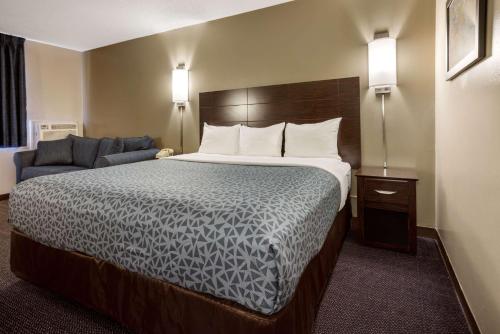 Habitación con cama extragrande y sofá cama - No fumadores del hotel Econo Lodge Darien Lakes