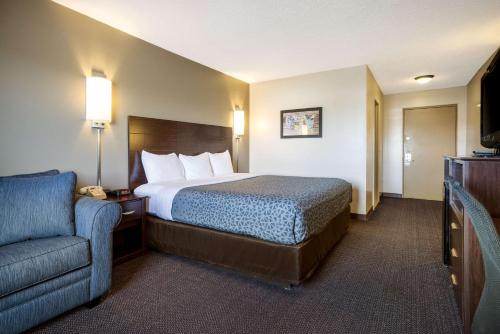 Habitación con cama extragrande y sofá cama - No fumadores del hotel Econo Lodge Darien Lakes. Foto 2