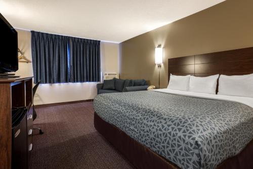 Habitación con cama extragrande y sofá cama - No fumadores del hotel Econo Lodge Darien Lakes. Foto 5