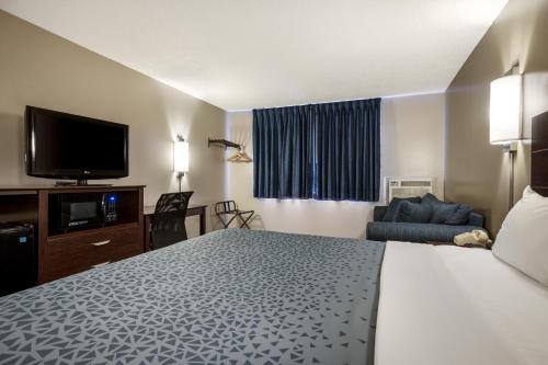 Habitación con cama extragrande y sofá cama - No fumadores del hotel Econo Lodge Darien Lakes. Foto 6