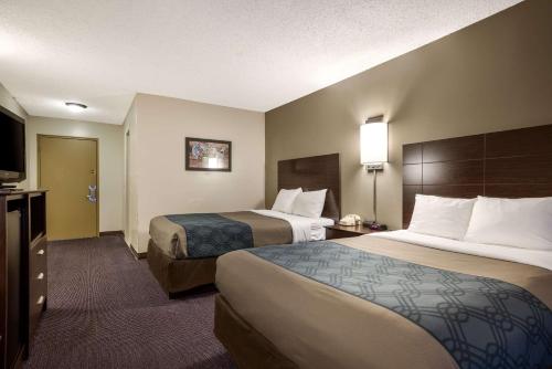 Habitación Doble con 2 camas dobles - No fumadores del hotel Econo Lodge Darien Lakes. Foto 2