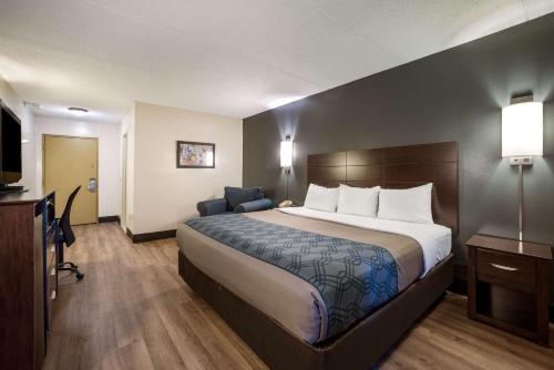 Habitación - 1 cama extragrande - No fumadores del hotel Econo Lodge Darien Lakes. Foto 1