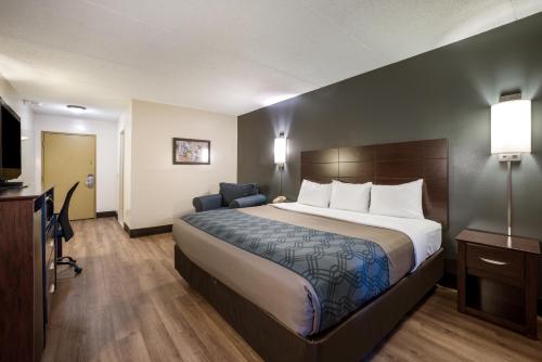 Habitación - 1 cama extragrande - No fumadores del hotel Econo Lodge Darien Lakes. Foto 4