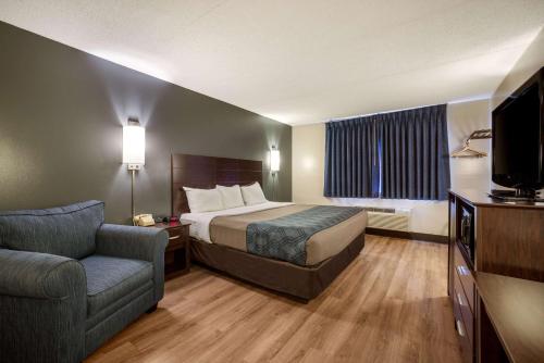 King Room - Non - Smoking/Interior del hotel Econo Lodge Darien Lakes. Foto 2