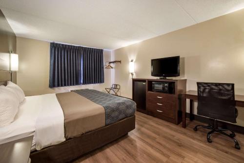 King Room - Non - Smoking/Interior del hotel Econo Lodge Darien Lakes. Foto 3