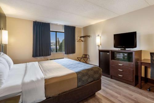 King Room - Non - Smoking/Interior del hotel Econo Lodge Darien Lakes. Foto 4