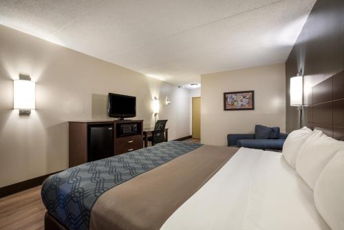 King Room - Non - Smoking/Interior del hotel Econo Lodge Darien Lakes. Foto 5
