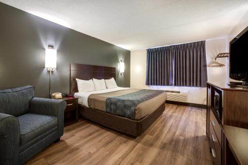 King Room - Non - Smoking/Interior del hotel Econo Lodge Darien Lakes. Foto 6