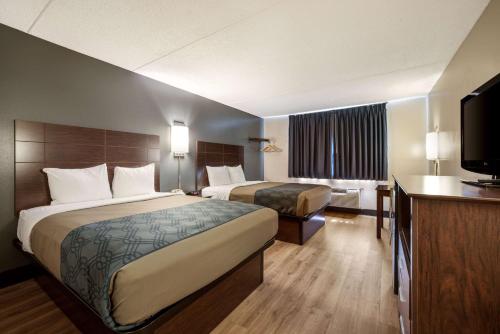 Habitación Doble con 2 camas dobles - Adaptada para personas con movilidad reducida/No fumadores del hotel Econo Lodge Darien Lakes
