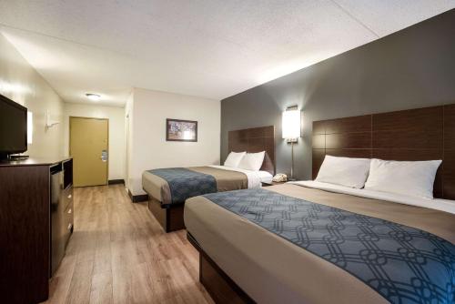 Habitación Doble con 2 camas dobles - Adaptada para personas con movilidad reducida/No fumadores del hotel Econo Lodge Darien Lakes. Foto 1