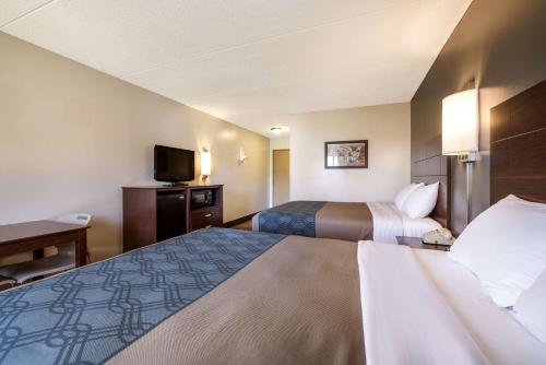 Habitación Doble con 2 camas dobles - Adaptada para personas con movilidad reducida/No fumadores del hotel Econo Lodge Darien Lakes. Foto 2