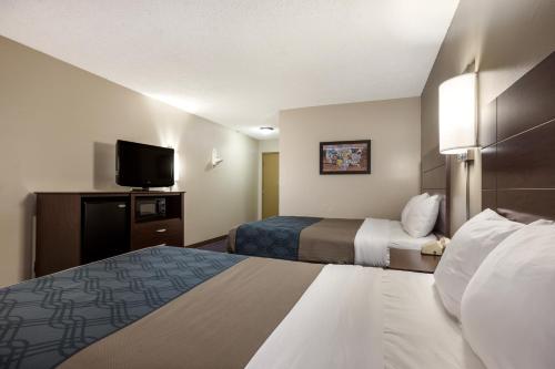 Habitación Doble con 2 camas dobles - Adaptada para personas con movilidad reducida/No fumadores del hotel Econo Lodge Darien Lakes. Foto 3
