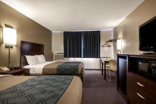 Habitación Doble con 2 camas dobles - Adaptada para personas con movilidad reducida/No fumadores del hotel Econo Lodge Darien Lakes. Foto 4