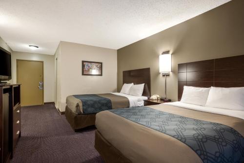 Habitación Doble con 2 camas dobles - Adaptada para personas con movilidad reducida/No fumadores del hotel Econo Lodge Darien Lakes. Foto 5