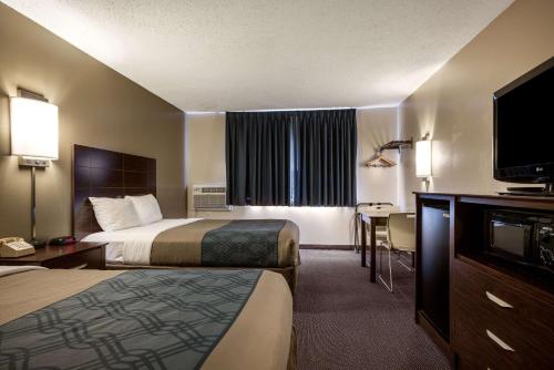 Habitación Doble adaptada para personas con movilidad reducida - 2 camas dobles - No fumadores del hotel Econo Lodge Darien Lakes