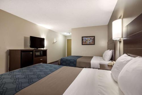 Habitación Doble adaptada para personas con movilidad reducida - 2 camas dobles - No fumadores del hotel Econo Lodge Darien Lakes. Foto 1