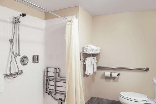 Habitación Doble adaptada para personas con movilidad reducida - 2 camas dobles - No fumadores del hotel Econo Lodge Darien Lakes. Foto 2