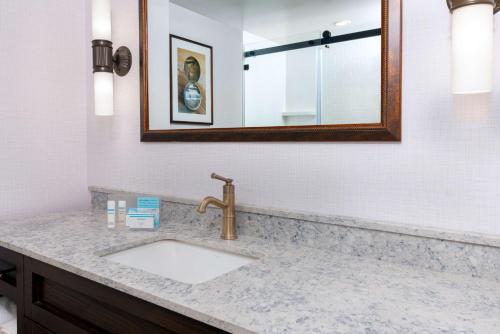 Habitación King con cama King - No fumadores del hotel Hampton Inn Buffalo-williamsville. Foto 2