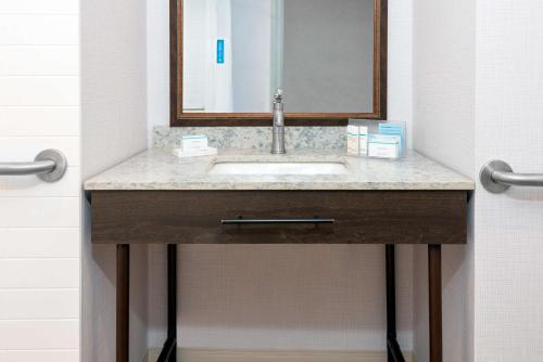 Habitación King adaptada para movilidad reducida - No fumadores del hotel Hampton Inn Buffalo-williamsville. Foto 1
