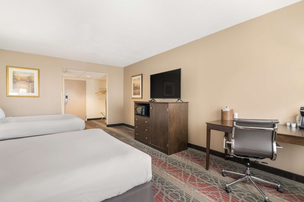 Habitación estándar, 2 camas de matrimonio, no fumadores, frigorífico y microondas (Pet Friendly) del hotel Best Western Saranac Lake. Foto 5