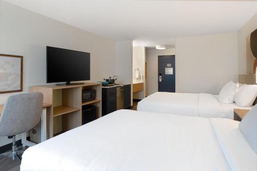 Habitación Estándar con 2 camas grandes y zona de cocina del hotel Spark by Hilton West Coxsackie