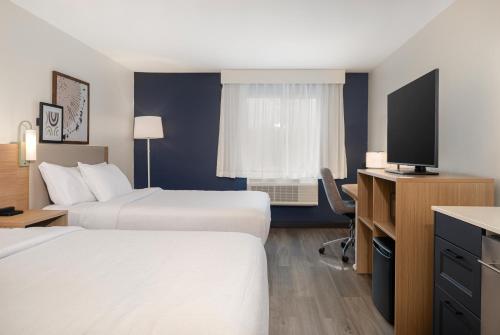 Habitación Estándar con 2 camas grandes y zona de cocina del hotel Spark by Hilton West Coxsackie. Foto 3