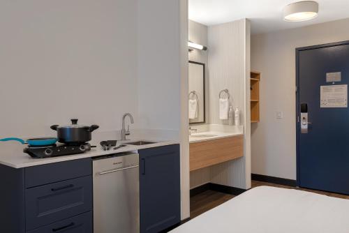 Habitación Estándar con 2 camas grandes y zona de cocina del hotel Spark by Hilton West Coxsackie. Foto 4