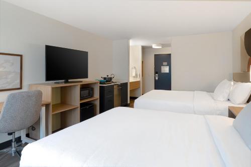 Habitación Estándar con 2 camas grandes y zona de cocina del hotel Spark by Hilton West Coxsackie. Foto 5