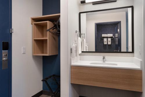 Suite con cama grande y cocina americana del hotel Spark by Hilton West Coxsackie