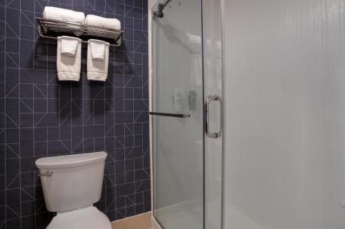 Suite con cama grande y cocina americana del hotel Spark by Hilton West Coxsackie. Foto 1
