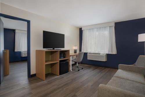 Suite con cama grande y cocina americana del hotel Spark by Hilton West Coxsackie. Foto 2