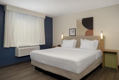 Suite con cama grande y cocina americana del hotel Spark by Hilton West Coxsackie. Foto 3