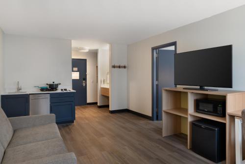 Suite con cama grande y cocina americana del hotel Spark by Hilton West Coxsackie. Foto 4