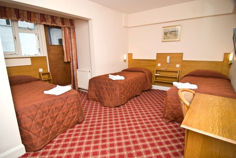 Habitación triple del hotel Alexandra. Foto 1
