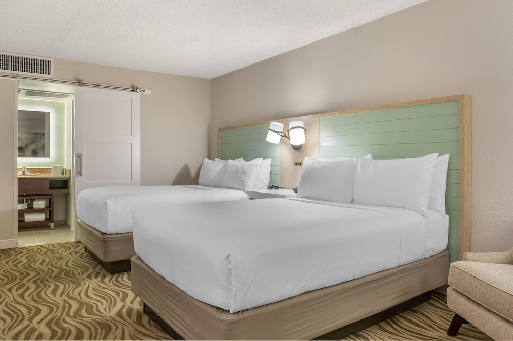 Habitación, 2 camas dobles del hotel Wyndham Garden Lake Buena Vista Disney Springs. Foto 3