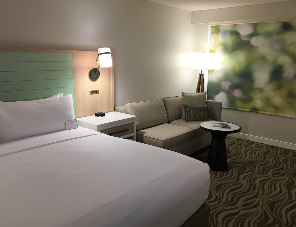 Habitación, 1 cama de matrimonio grande, vistas al patio del hotel Wyndham Garden Lake Buena Vista Disney Springs. Foto 1