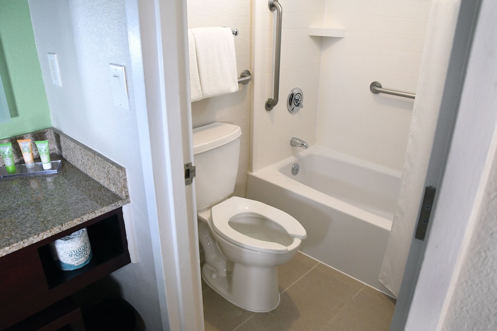 Habitación, 2 camas dobles, accesible para personas con discapacidad (Mobility) del hotel Wyndham Garden Lake Buena Vista Disney Springs. Foto 3