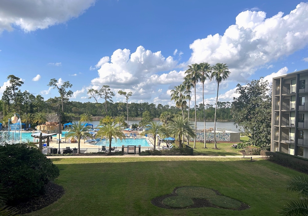 Habitación, 1 cama de matrimonio grande, vistas al lago del hotel Wyndham Garden Lake Buena Vista Disney Springs. Foto 6