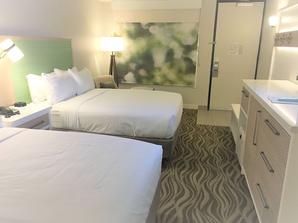 Habitación, 2 camas dobles, vistas al lago del hotel Wyndham Garden Lake Buena Vista Disney Springs. Foto 3