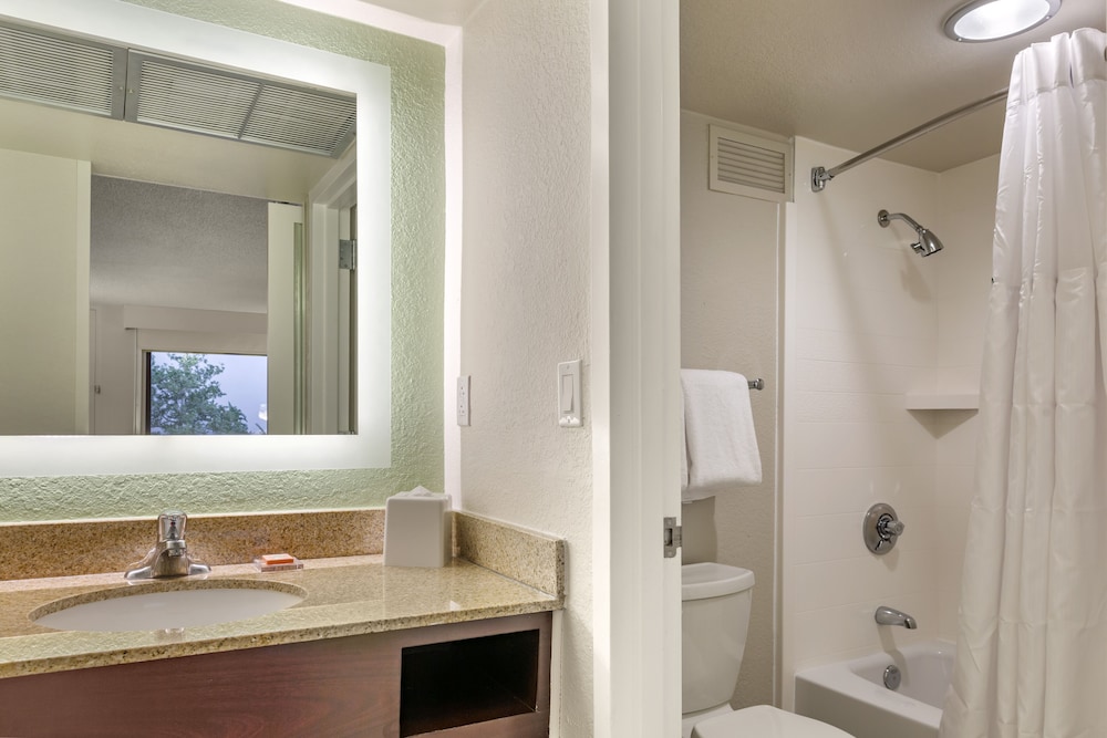 Habitación, 2 camas dobles, vistas al lago del hotel Wyndham Garden Lake Buena Vista Disney Springs. Foto 5