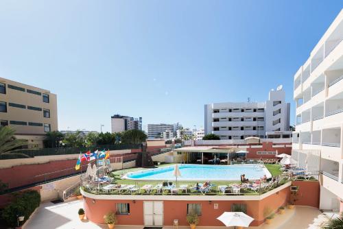 Apartamento Vista Piscina Vista Jardin Balcón o Terraza 1 habitación Sofá Cama incluido 2 Camas individuales del hotel Amazonas. Foto 1
