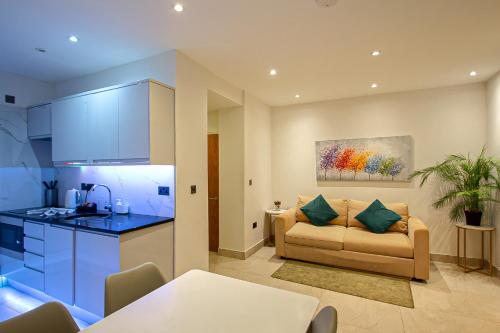 Estudio con cama extragrande y sofá cama del hotel Hyde Park Superior Apartments. Foto 2