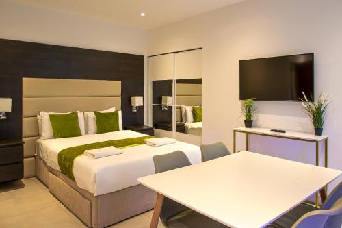 Estudio con cama extragrande y sofá cama del hotel Hyde Park Superior Apartments. Foto 3