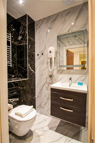 Estudio con cama extragrande y sofá cama del hotel Hyde Park Superior Apartments. Foto 5