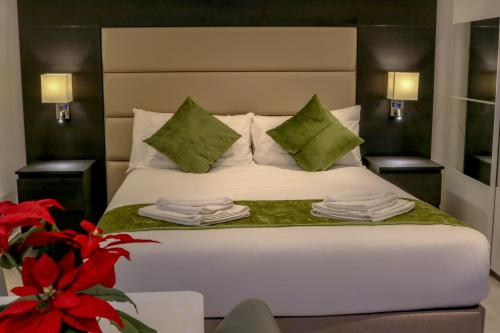 Estudio con cama extragrande y sofá cama del hotel Hyde Park Superior Apartments. Foto 6