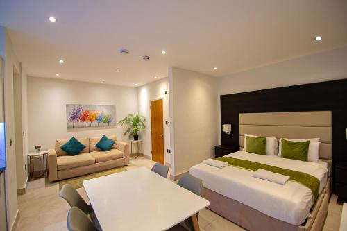 Estudio con cama extragrande y sofá cama del hotel Hyde Park Superior Apartments. Foto 8