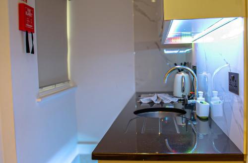 Estudio con cama extragrande y sofá cama del hotel Hyde Park Superior Apartments. Foto 9